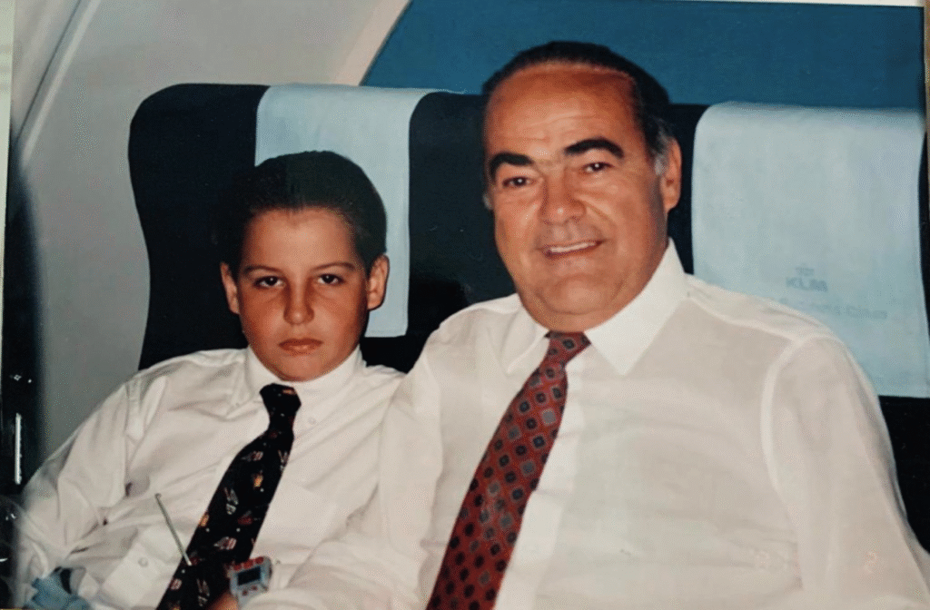 Acervo pessoal
Marcos, o caçula do Comandante Rolim, ao lado do pai, no início dos anos 90